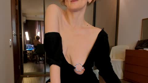 Snapshot of simonadebeauvoir chatting on April 1, 2026, 1:12 pm Simona online show from April 1, 2026, 1:12 pm
