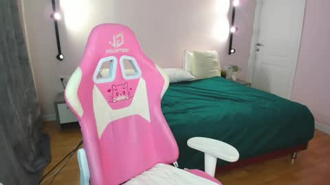 Snapshot of sira_fey chatting on October 6, 2025, 6:49 pm Sheils online show from October 6, 2025, 6:49 pm