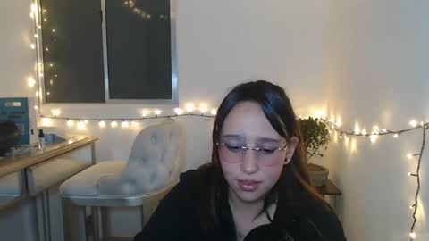 Snapshot of skarlet_adams chatting on January 29, 2025, 9:28 pm Alice online show from January 29, 2025, 9:28 pm