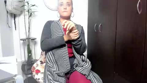 TINNA online show from November 6, 2025, 2:07 pm