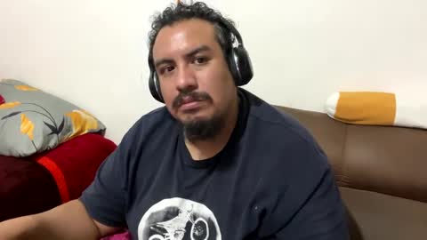 Snapshot of skinhell chatting on December 9, 2024, 12:23 am Elias online show from December 9, 2024, 12:23 am