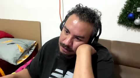 Snapshot of skinhell chatting on December 28, 2024, 12:04 am Elias online show from December 28, 2024, 12:04 am