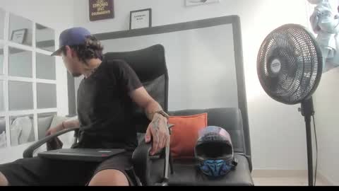 sky_wild online show from November 2, 2025, 8:33 pm