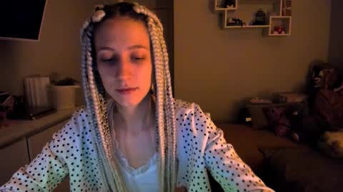    online show from October 9, 2025, 9:35 pm