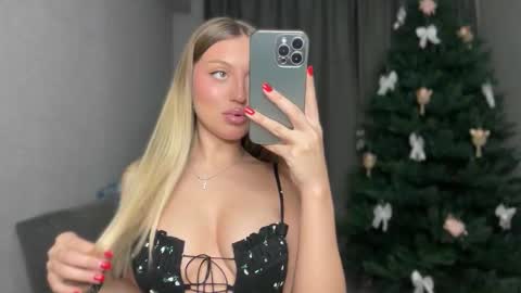 GARRY AND SOPHIA online show from November 30, 2025, 7:18 pm