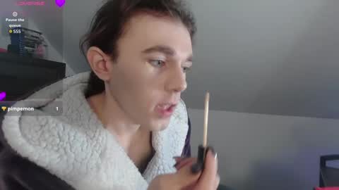 Natsu online show from November 13, 2025, 6:18 pm