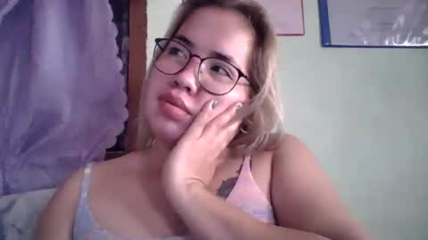 Snapshot of small_boobs59 chatting on September 23, 2025, 3:42 am Lovewella online show from September 23, 2025, 3:42 am