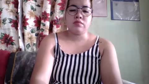 Snapshot of small_boobs59 chatting on October 27, 2025, 2:15 am Lovewella online show from October 27, 2025, 2:15 am