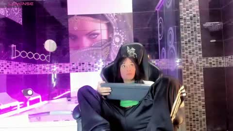 Small Hot19 online show from May 25, 2026, 12:11 pm