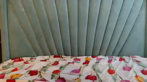 smiley_berry online show from December 19, 2025, 4:19 am