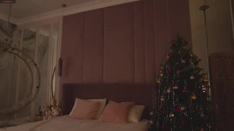 Mia online show from December 1, 2025, 5:01 am