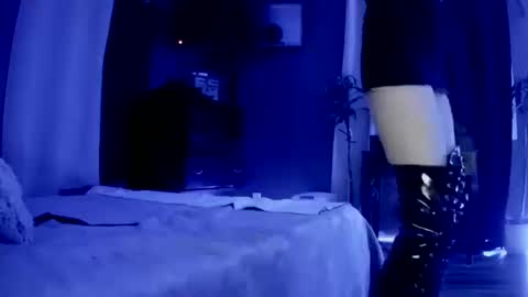 love bug online show from October 11, 2025, 4:44 am