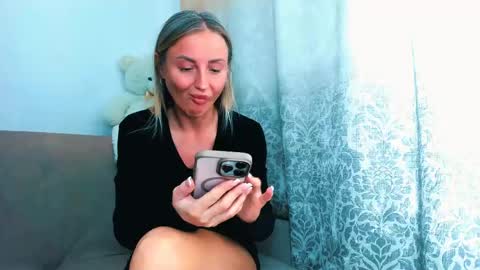 Snapshot of snezanablond chatting on May 7, 2026, 8:52 am Sneja online show from May 7, 2026, 8:52 am
