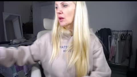 Snapshot of so_sexy_monna chatting on February 5, 2026, 4:00 pm Monna online show from February 5, 2026, 4:00 pm