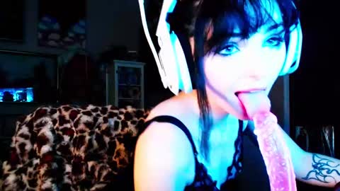 Soaking Saskya online show from October 21, 2025, 1:50 am