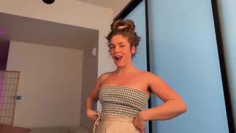 Julia    online show from November 11, 2025, 9:48 pm