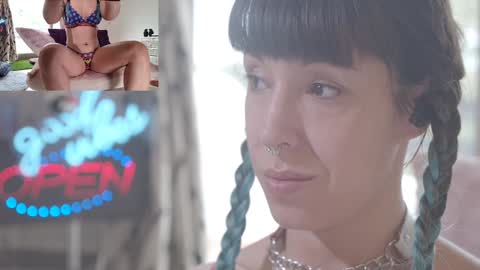 Sofi Mora online show from September 9, 2025, 1:21 pm