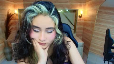 sofi_r_ online show from November 21, 2025, 8:29 pm