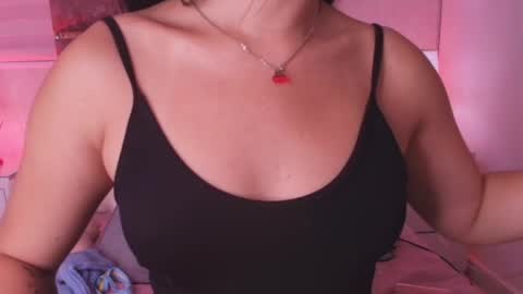 sofia gomes online show from April 17, 2026, 11:57 am