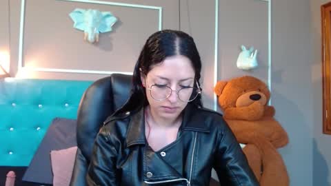 Sofa online show from October 4, 2025, 11:08 am