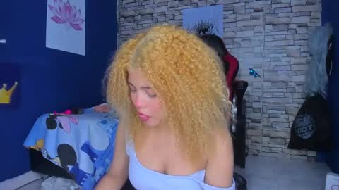 sofiacastillo01 online show from February 18, 2025, 4:05 pm