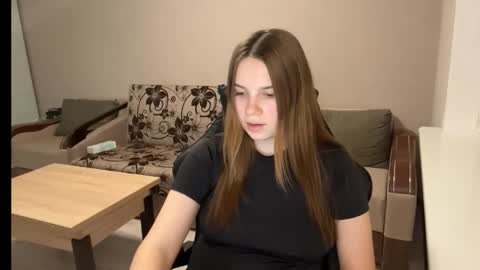 Snapshot of softiris_ chatting on March 25, 2026, 6:03 pm Anna online show from March 25, 2026, 6:03 pm