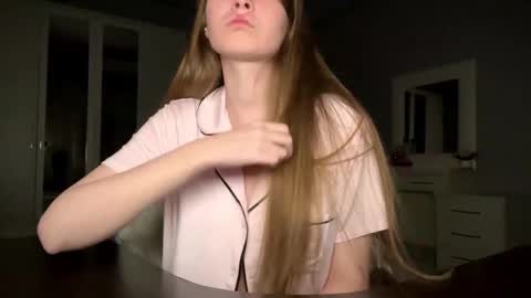 Snapshot of softlygirl chatting on February 23, 2026, 5:54 pm softlygirl online show from February 23, 2026, 5:54 pm