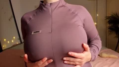 Snapshot of sonya_baby chatting on November 17, 2025, 2:01 pm SONIA online show from November 17, 2025, 2:01 pm