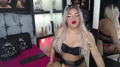 sophia_hott01 online show from November 4, 2025, 12:04 pm
