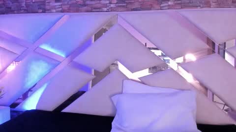 Sophia Paris online show from December 19, 2025, 3:02 am