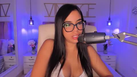 Sophie Hill  online show from November 5, 2025, 7:47 pm