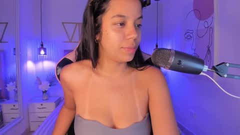 Sophie Hill  online show from November 27, 2025, 8:22 pm