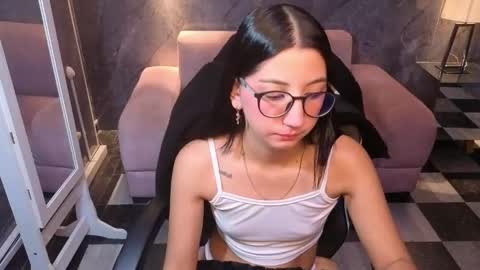 sophie_jones_b online show from June 1, 2026, 12:51 pm