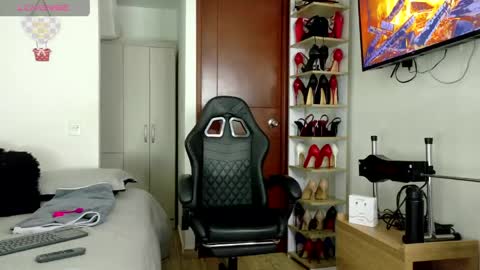 sophiebaker__ online show from April 17, 2026, 2:25 am