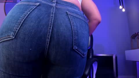 Snapshot of sophiebarnett_ chatting on May 17, 2026, 1:29 pm Sophie online show from May 17, 2026, 1:29 pm