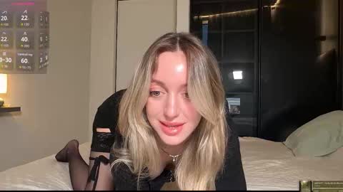 sophiebelll online show from November 24, 2025, 1:44 pm