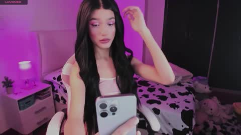 Snapshot of sophiecornett chatting on November 7, 2025, 6:57 am online show from November 7, 2025, 6:57 am