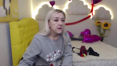 sophiekittyy online show from February 13, 2025, 10:34 am