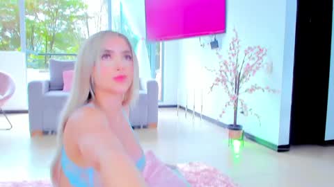 Snapshot of sophijonnes chatting on January 24, 2025, 4:06 pm YULITZA online show from January 24, 2025, 4:06 pm