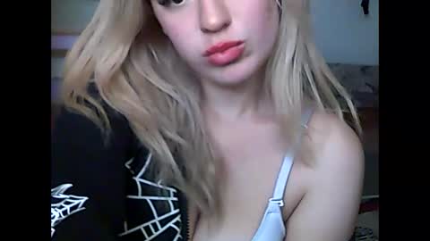 starlesseyes online show from November 14, 2025, 9:41 am