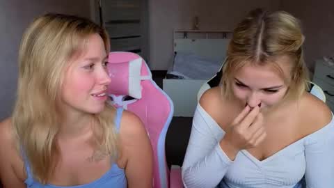 stefany_and_bettany online show from September 24, 2025, 12:08 pm