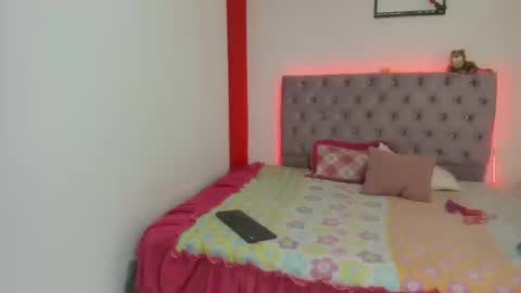 stefany_andruw online show from October 15, 2025, 1:44 pm