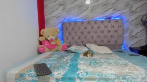 stefany_andruw online show from October 18, 2025, 8:31 pm