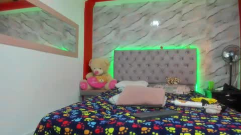 stefany_andruw online show from November 21, 2025, 2:32 am