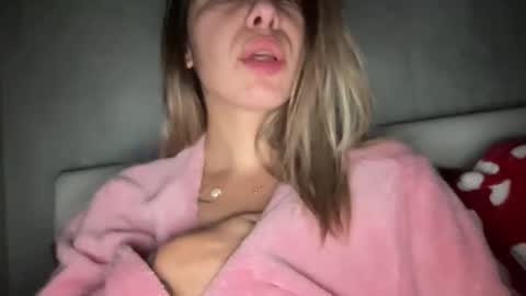 Snapshot of stefy_glow chatting on November 16, 2025, 10:48 pm stefy_glow online show from November 16, 2025, 10:48 pm