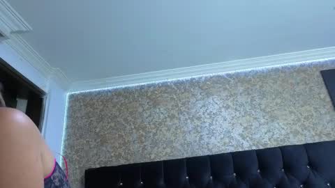 Estella online show from November 10, 2025, 12:09 am