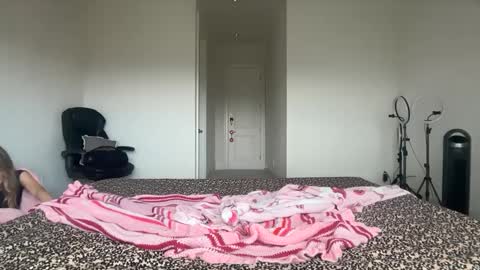 stellapearl online show from September 9, 2025, 3:11 pm