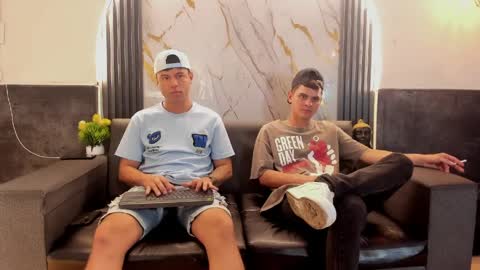 friends online show from March 31, 2026, 4:02 am