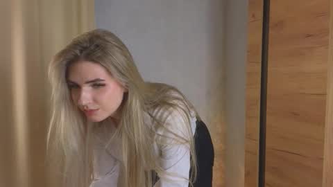 Luna online show from November 18, 2025, 3:05 pm