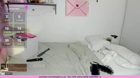 Snapshot of str4wb3rrycat chatting on October 31, 2025, 11:55 am kat online show from October 31, 2025, 11:55 am